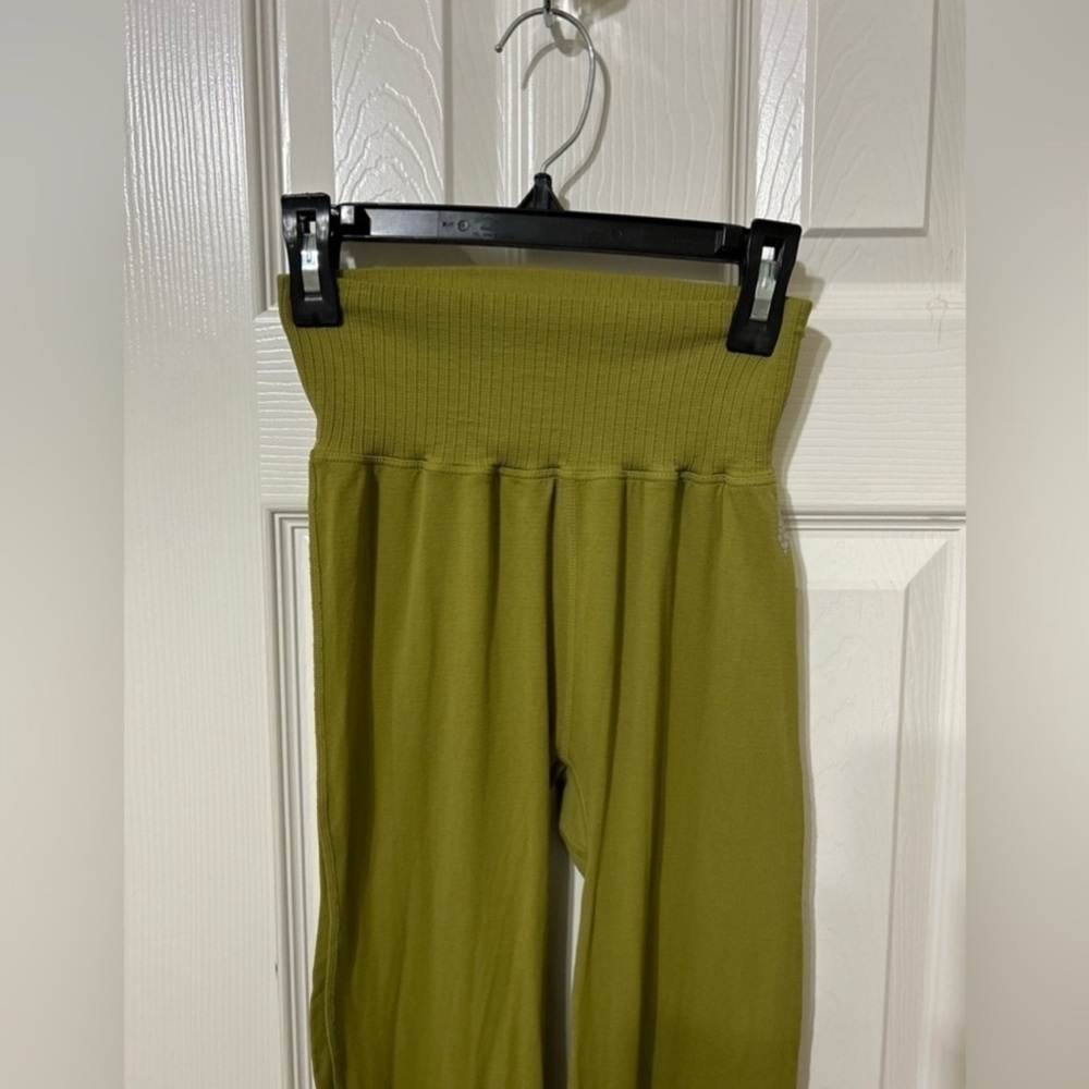 ✨ Free People Good Karma Flare Leggings – Olive Green – Size XS/S🧘♀️ - Picture 6 of 10